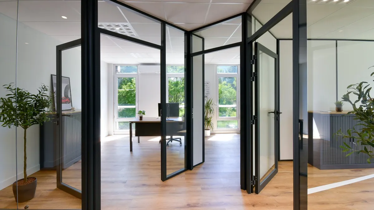 Bureaux vitrés du cabinet Concilium à Saint-Martin-le-Vinoux